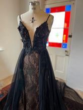 Load image into Gallery viewer, Black Fit &amp; Flare chantilly lace dress
